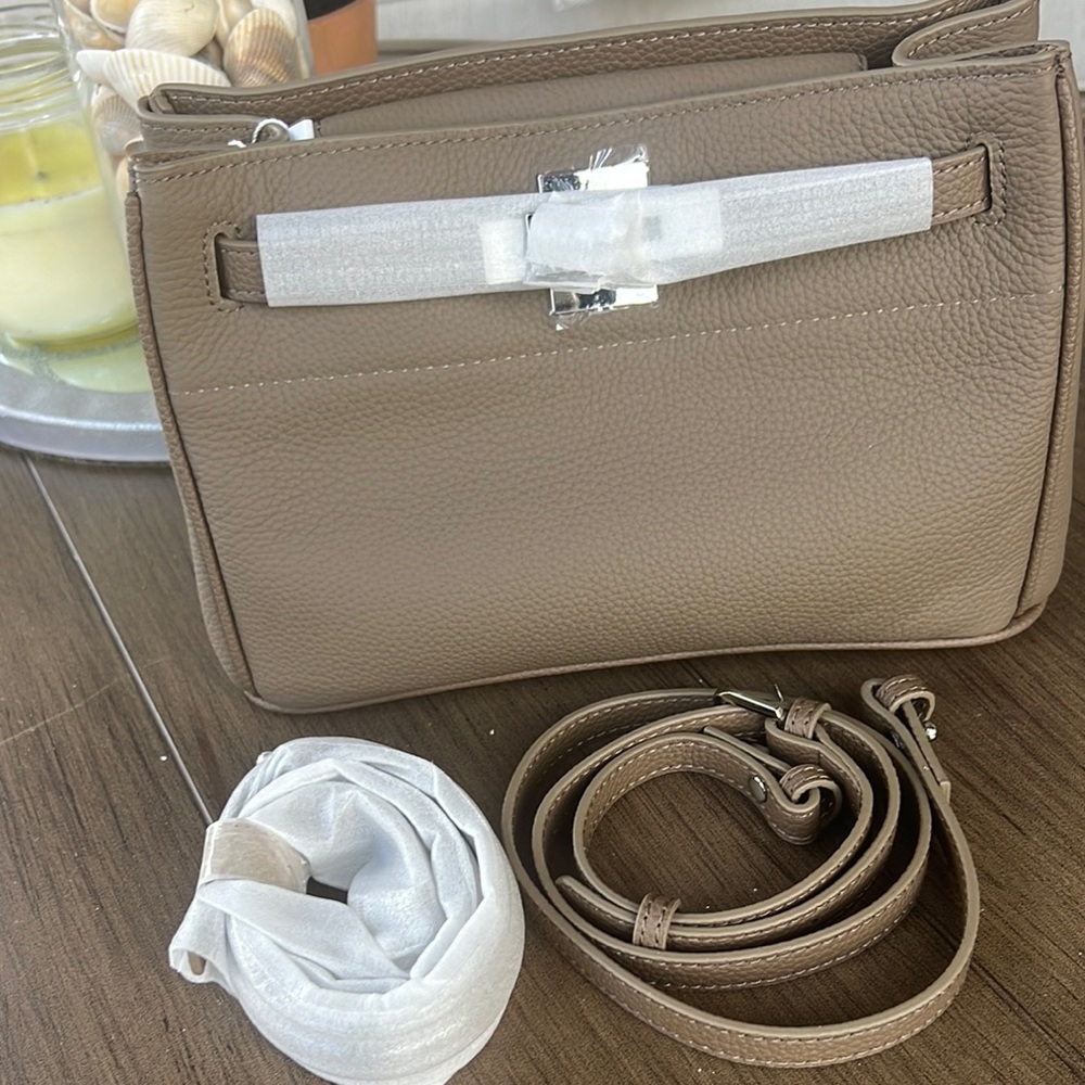 Elegant Tan Leather Women's Bag - Picture 2 of 5